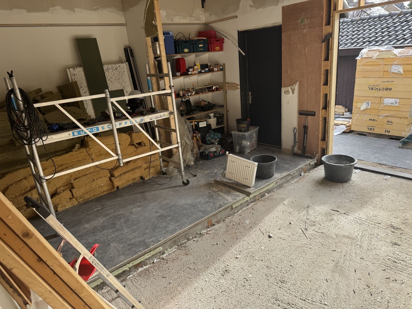 De showroom in aanbouw: de ruimte wordt vrijgemaakt en de vloer voorbereid