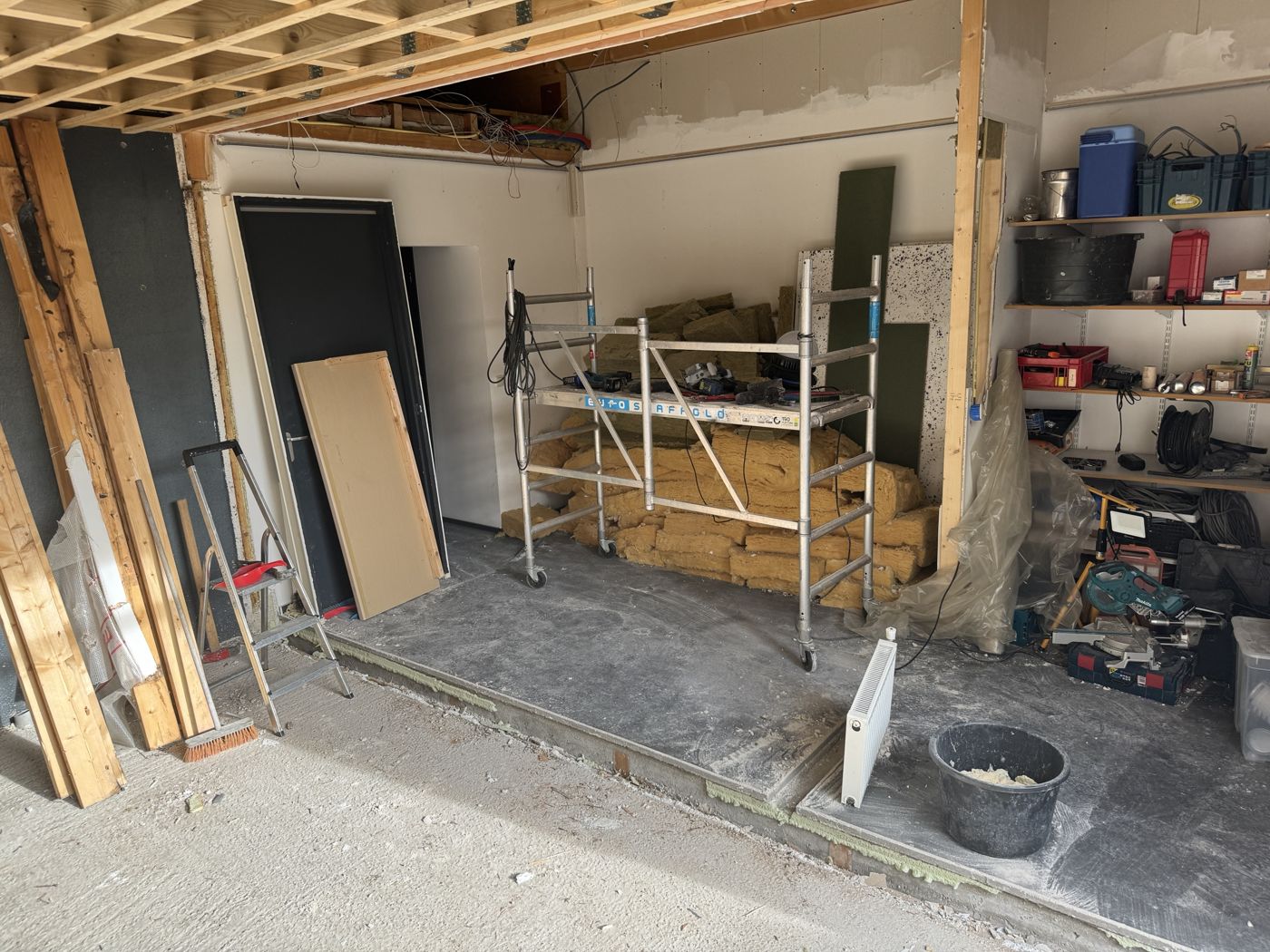 Steiger, isolatiemateriaal en gereedschap: de verbouwing is in volle gang