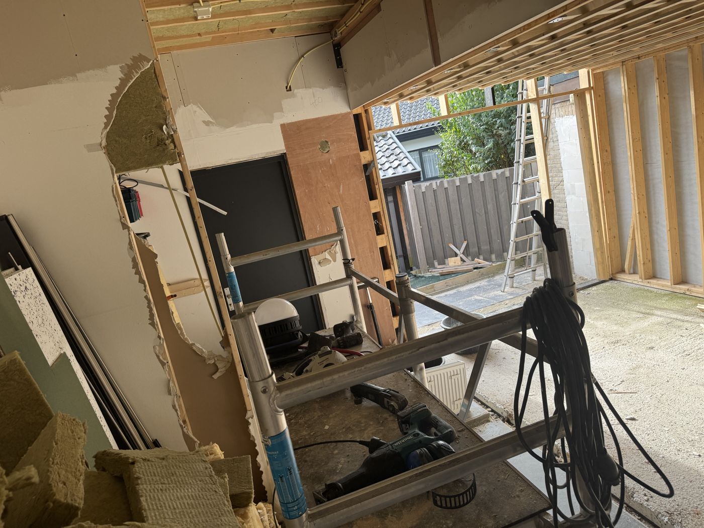 Het open plafond met de nieuwe balklaag